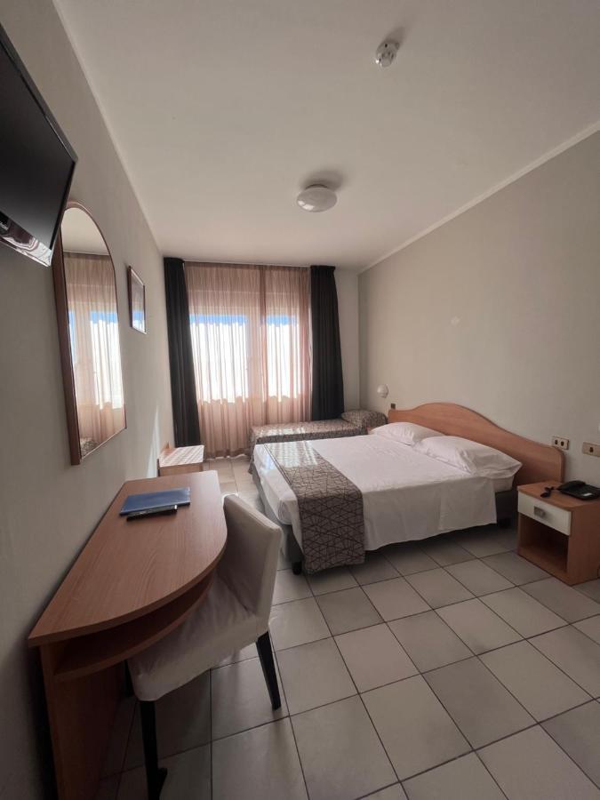 Hotel Letizia Фолоника Екстериор снимка