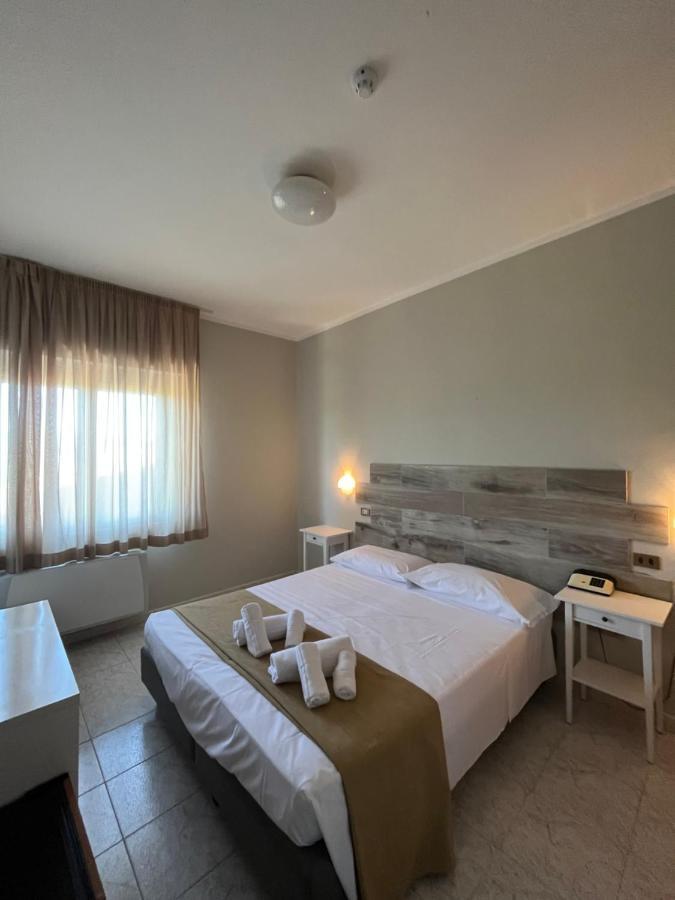 Hotel Letizia Фолоника Екстериор снимка