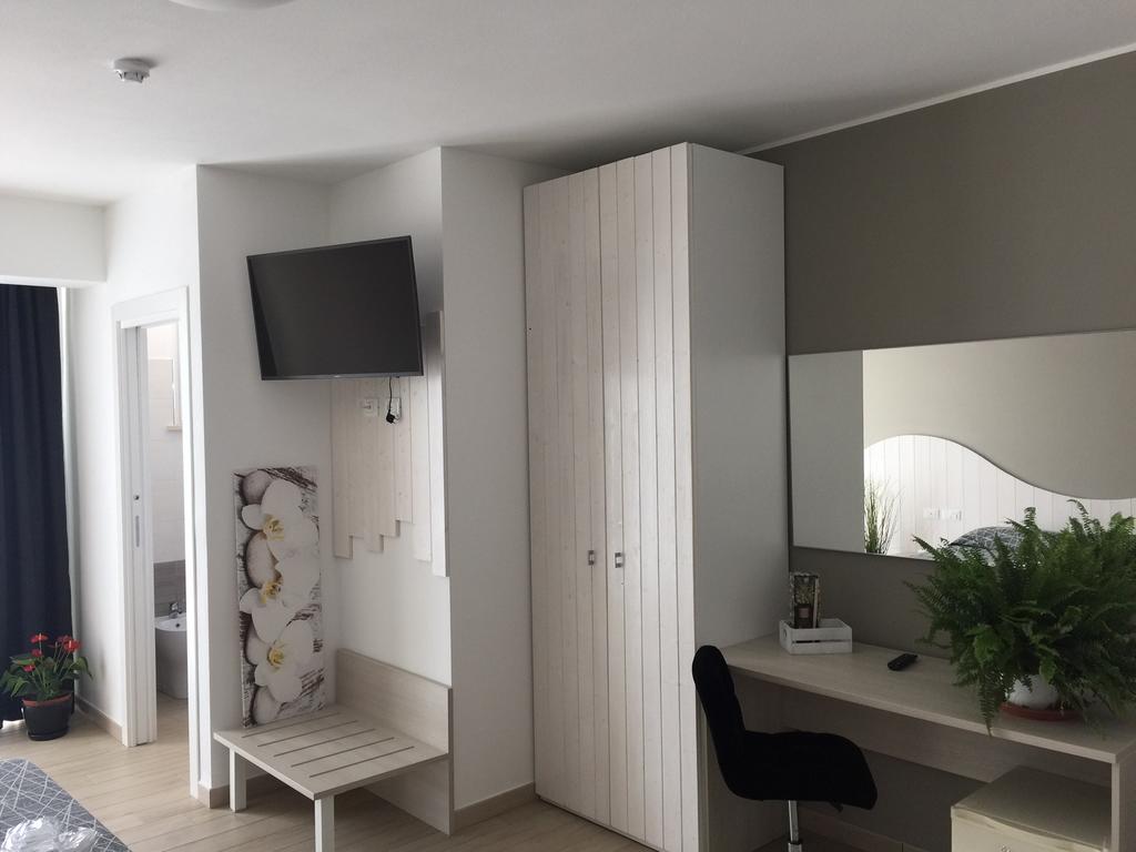 Hotel Letizia Фолоника Екстериор снимка